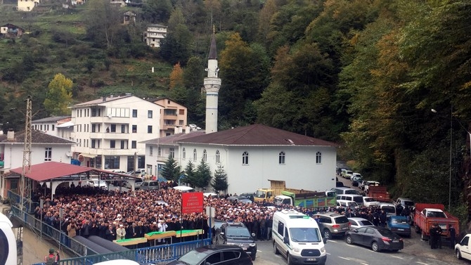 Rize’de Silahlı Saldırıda Ölen 3 Kişi Ebediyete Uğurlandı 2