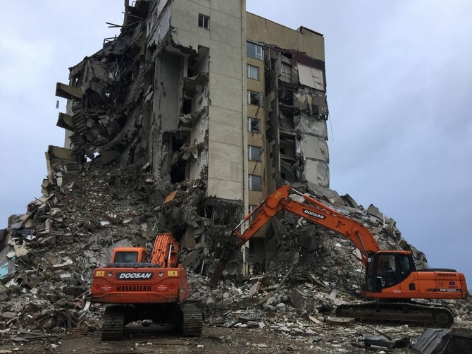 Rize Eski Dedeman Oteli Binasının Yıkımına Başlanıldı 5