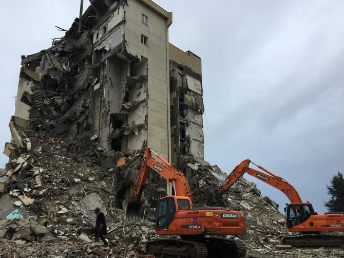 Rize Eski Dedeman Oteli Binasının Yıkımına Başlanıldı 6