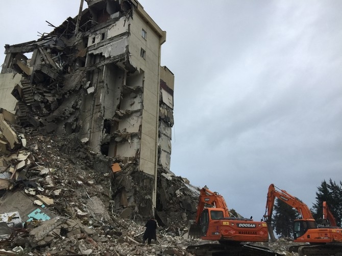 Rize Eski Dedeman Oteli Binasının Yıkımına Başlanıldı 7