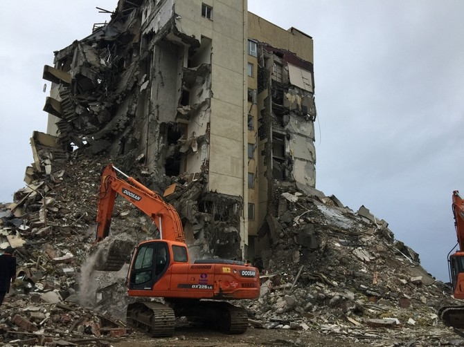 Rize Eski Dedeman Oteli Binasının Yıkımına Başlanıldı 8
