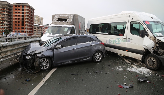 Rize'de Feci Kaza: 15 Araç Kazaya Karıştı 1
