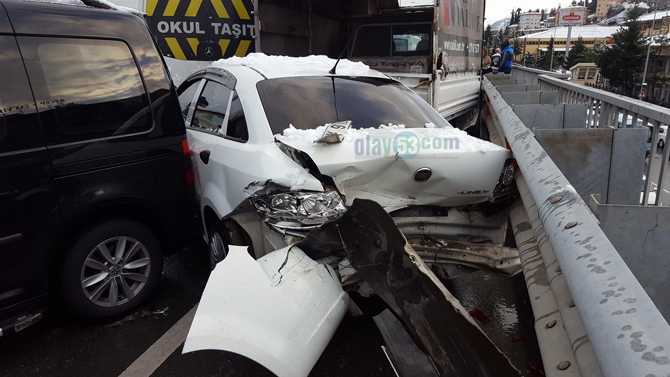 Rize'de Feci Kaza: 15 Araç Kazaya Karıştı 8