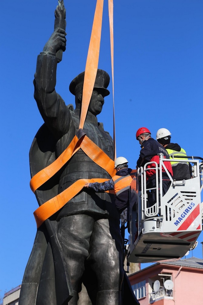 Rize'de Atatürk Heykeli Rize Meydanından Kaldırılıyor 104