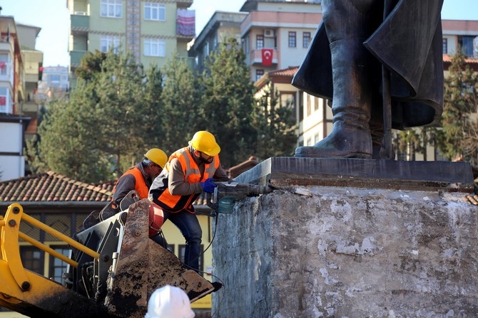 Rize'de Atatürk Heykeli Rize Meydanından Kaldırılıyor 105