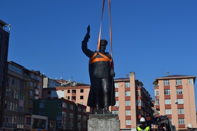 Rize'de Atatürk Heykeli Rize Meydanından Kaldırılıyor 11