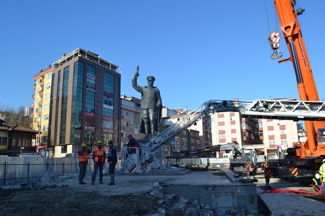 Rize'de Atatürk Heykeli Rize Meydanından Kaldırılıyor 13
