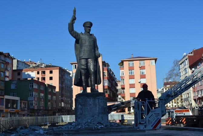 Rize'de Atatürk Heykeli Rize Meydanından Kaldırılıyor 14