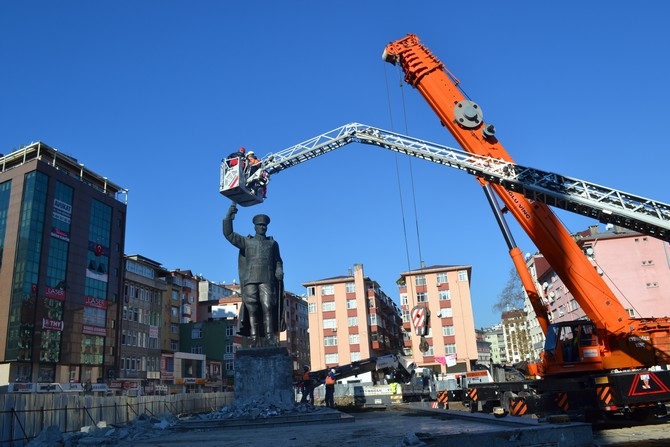 Rize'de Atatürk Heykeli Rize Meydanından Kaldırılıyor 16
