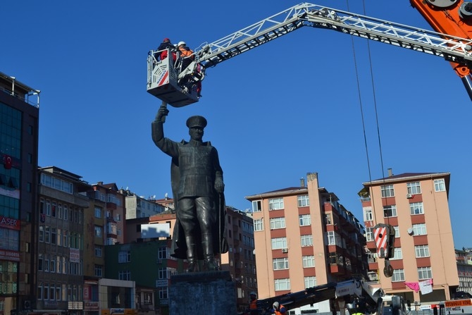 Rize'de Atatürk Heykeli Rize Meydanından Kaldırılıyor 17