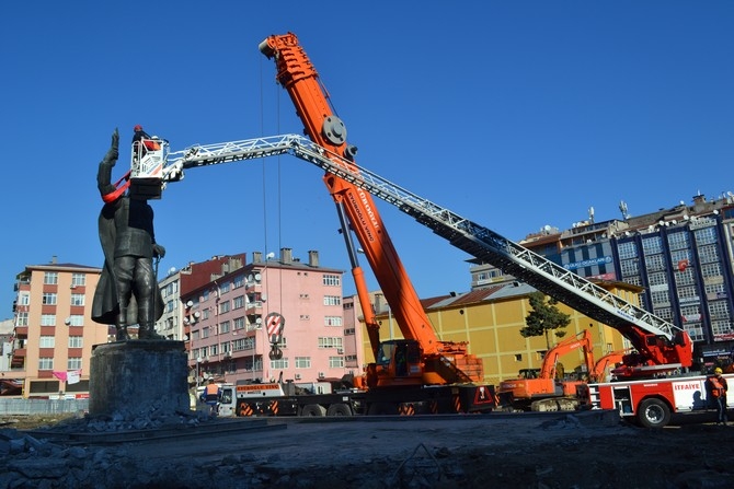 Rize'de Atatürk Heykeli Rize Meydanından Kaldırılıyor 18