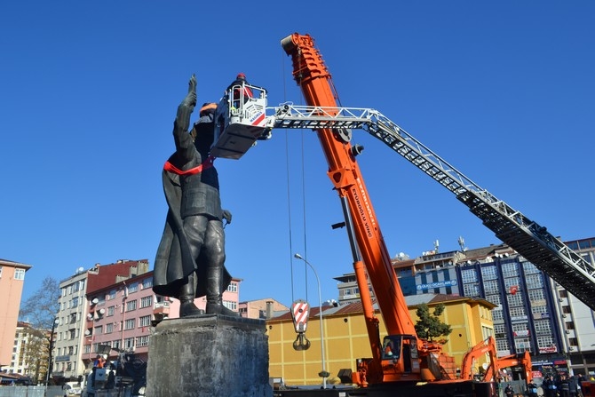 Rize'de Atatürk Heykeli Rize Meydanından Kaldırılıyor 19
