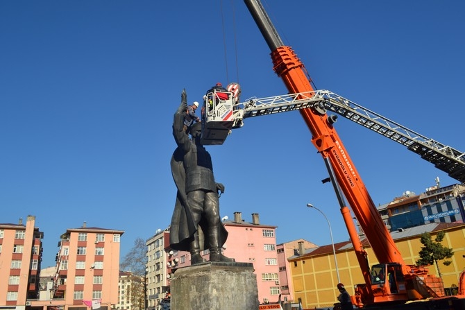 Rize'de Atatürk Heykeli Rize Meydanından Kaldırılıyor 20