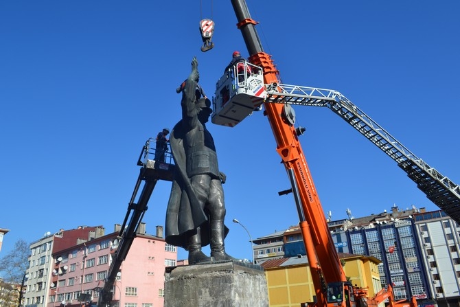 Rize'de Atatürk Heykeli Rize Meydanından Kaldırılıyor 21