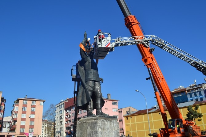 Rize'de Atatürk Heykeli Rize Meydanından Kaldırılıyor 22