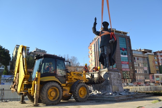Rize'de Atatürk Heykeli Rize Meydanından Kaldırılıyor 28