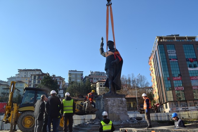 Rize'de Atatürk Heykeli Rize Meydanından Kaldırılıyor 29