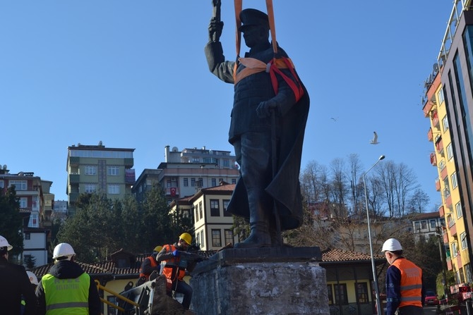 Rize'de Atatürk Heykeli Rize Meydanından Kaldırılıyor 30