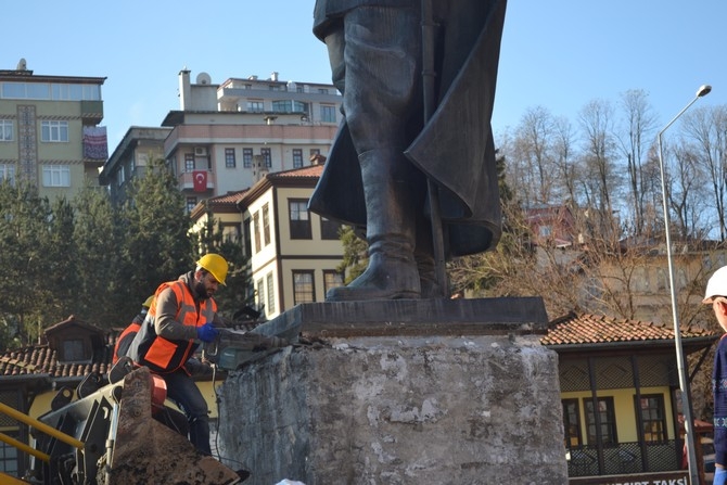 Rize'de Atatürk Heykeli Rize Meydanından Kaldırılıyor 31