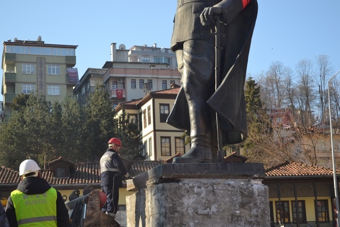 Rize'de Atatürk Heykeli Rize Meydanından Kaldırılıyor 32