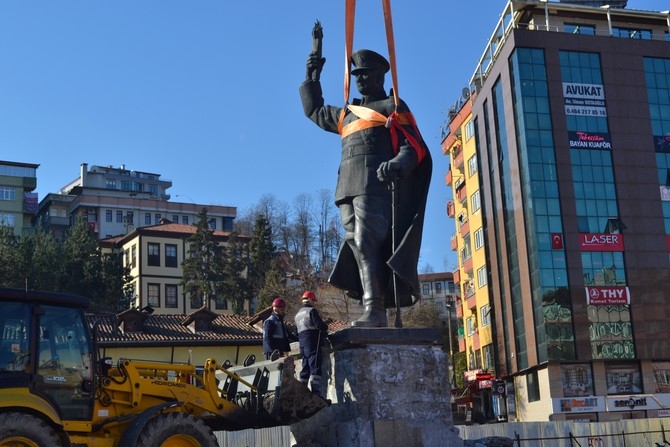 Rize'de Atatürk Heykeli Rize Meydanından Kaldırılıyor 33