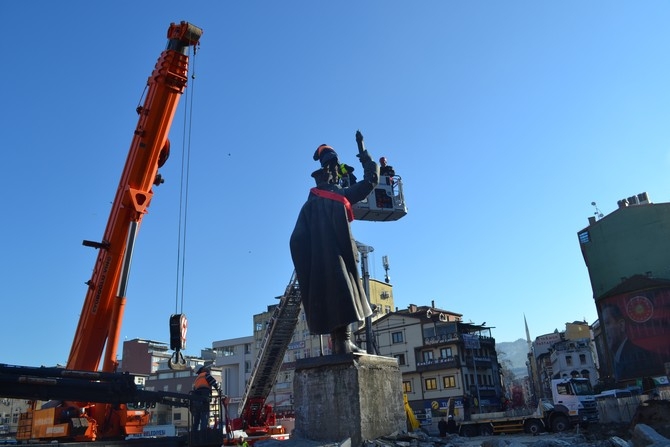 Rize'de Atatürk Heykeli Rize Meydanından Kaldırılıyor 4