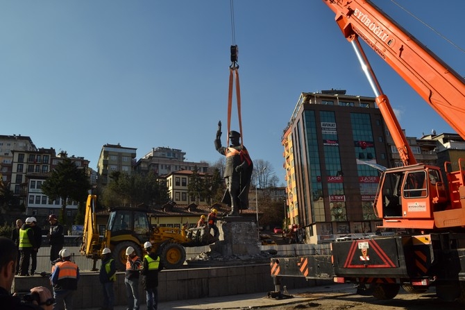 Rize'de Atatürk Heykeli Rize Meydanından Kaldırılıyor 47