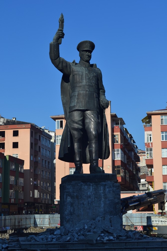Rize'de Atatürk Heykeli Rize Meydanından Kaldırılıyor 50