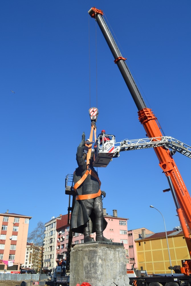 Rize'de Atatürk Heykeli Rize Meydanından Kaldırılıyor 51