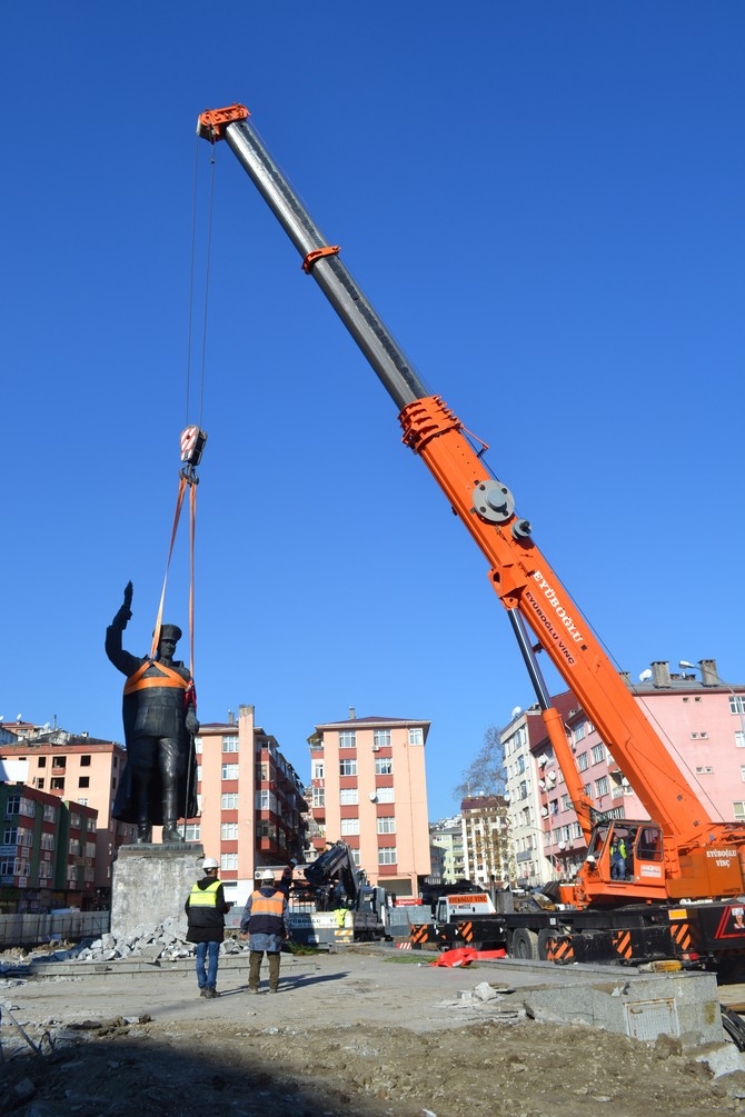 Rize'de Atatürk Heykeli Rize Meydanından Kaldırılıyor 54