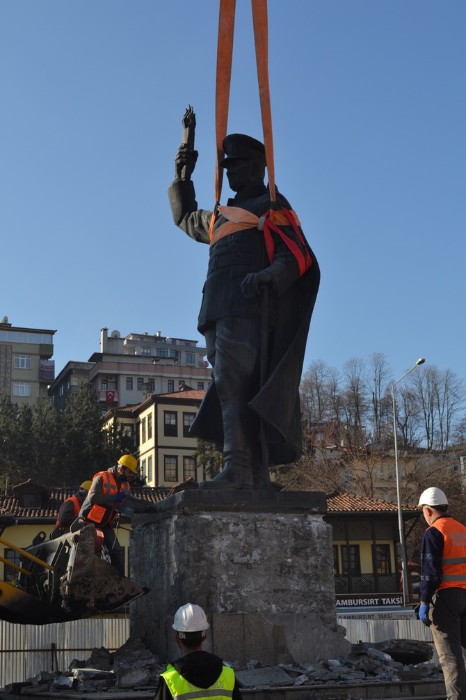 Rize'de Atatürk Heykeli Rize Meydanından Kaldırılıyor 55