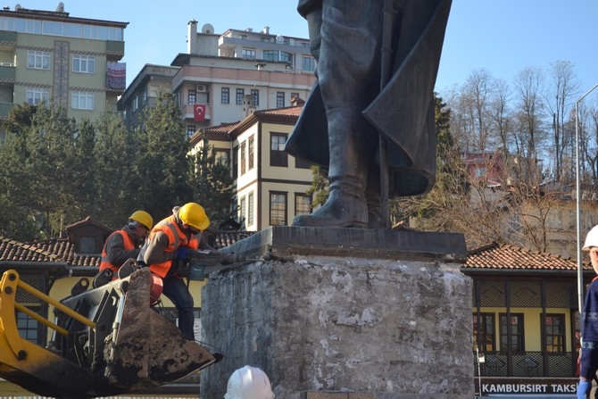Rize'de Atatürk Heykeli Rize Meydanından Kaldırılıyor 56