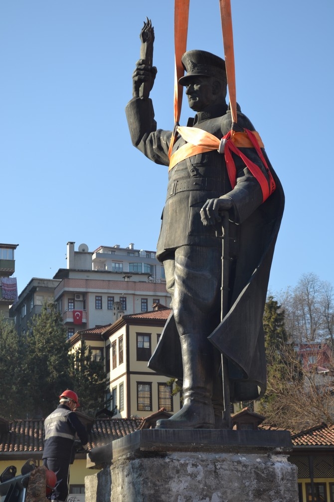 Rize'de Atatürk Heykeli Rize Meydanından Kaldırılıyor 57