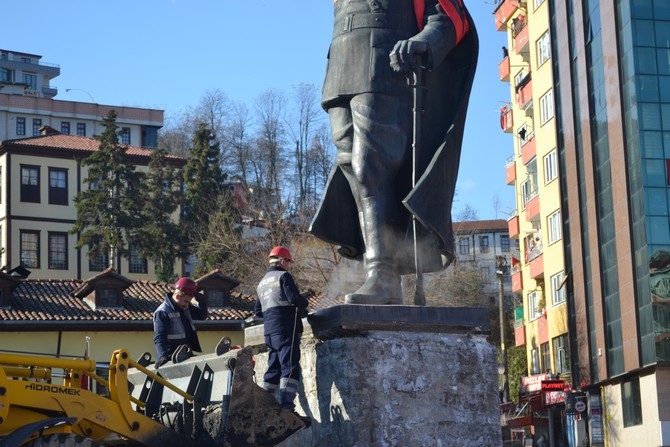 Rize'de Atatürk Heykeli Rize Meydanından Kaldırılıyor 58