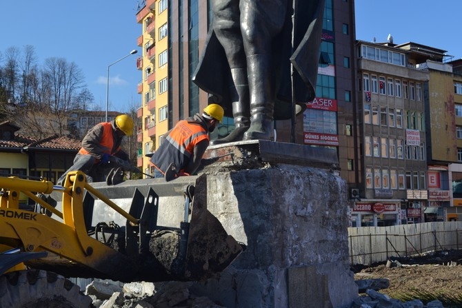 Rize'de Atatürk Heykeli Rize Meydanından Kaldırılıyor 59