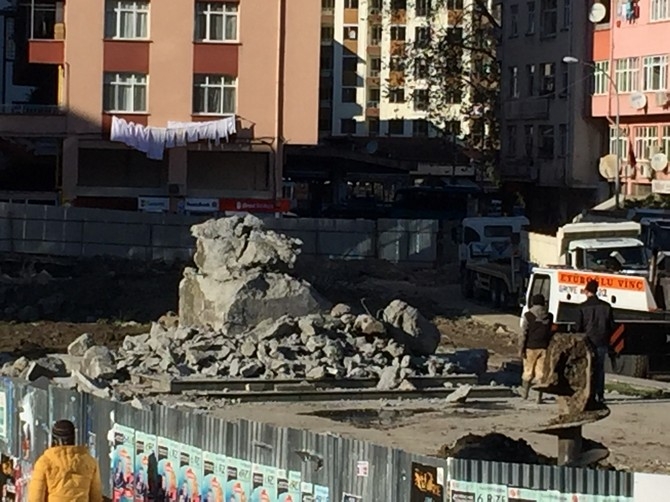 Rize'de Atatürk Heykeli Rize Meydanından Kaldırılıyor 69