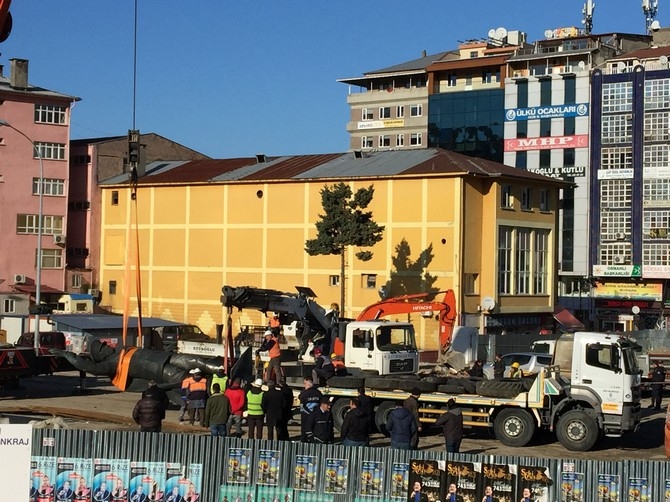 Rize'de Atatürk Heykeli Rize Meydanından Kaldırılıyor 78