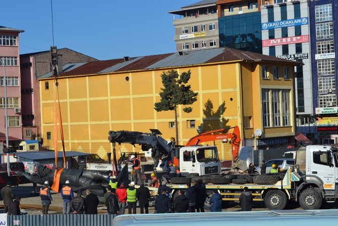 Rize'de Atatürk Heykeli Rize Meydanından Kaldırılıyor 84
