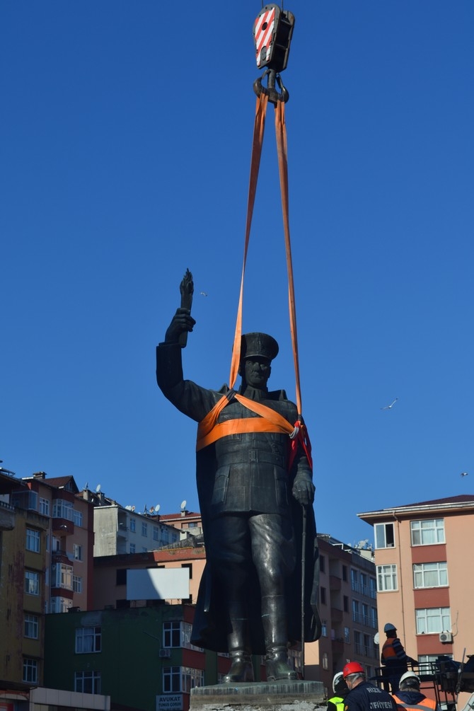 Rize'de Atatürk Heykeli Rize Meydanından Kaldırılıyor 9