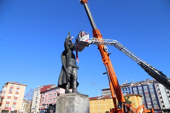 Rize'de Atatürk Heykeli Rize Meydanından Kaldırılıyor 96