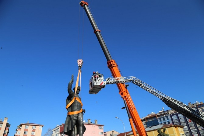 Rize'de Atatürk Heykeli Rize Meydanından Kaldırılıyor 98