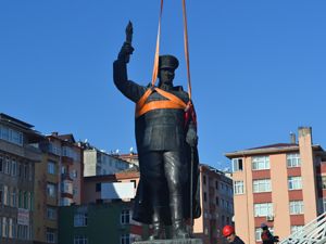 Rize'de Atatürk Heykeli Rize Meydanından Kaldırılıyor