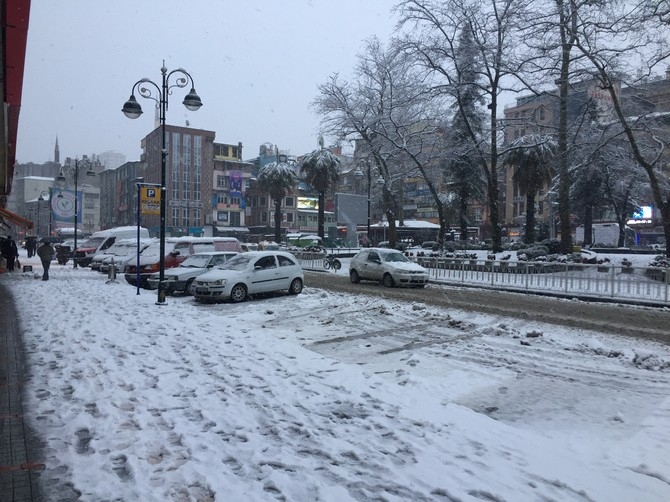 Rize'de Kar Yağışı Şehir Merkezinde Etkili Oluyor 2