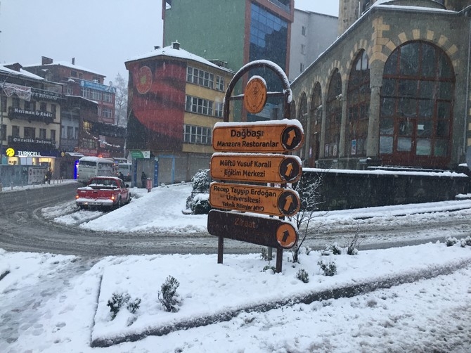 Rize'de Kar Yağışı Şehir Merkezinde Etkili Oluyor 6