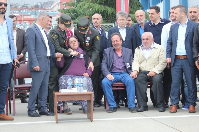 Rizeli Şehit Soner Fazlıoğlu'nun Cenazesi Trabzon'a Getirildi 13