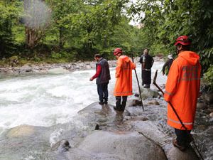 Rize'de dereye düşen çocuk aranıyor