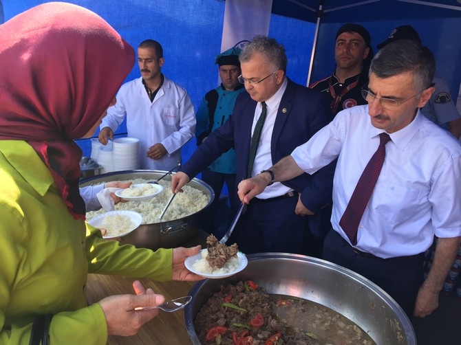 Rize Sahildeki Çadırda Bayramlaştı 40