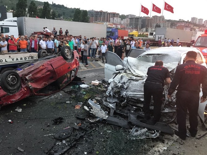 Trabzon'da zincirleme trafik kazası: 3 ölü, 8 yaralı 1