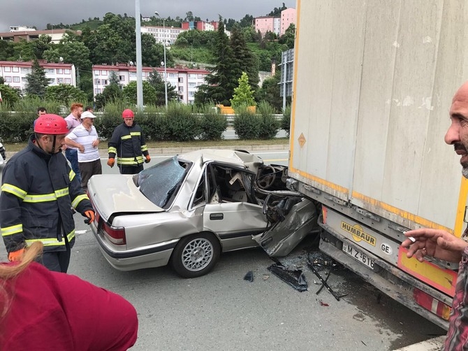 Rize'de Tırın Altına Giren Otomobildeki 3 Kişi Yaralandı 1