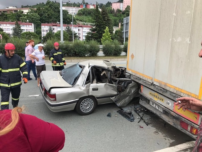 Rize'de Tırın Altına Giren Otomobildeki 3 Kişi Yaralandı 4